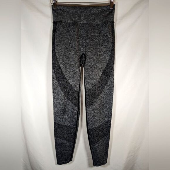 Pink Active by Victoria Secrets Black & Grey Leggings Size Medium - Picture 1 of 8